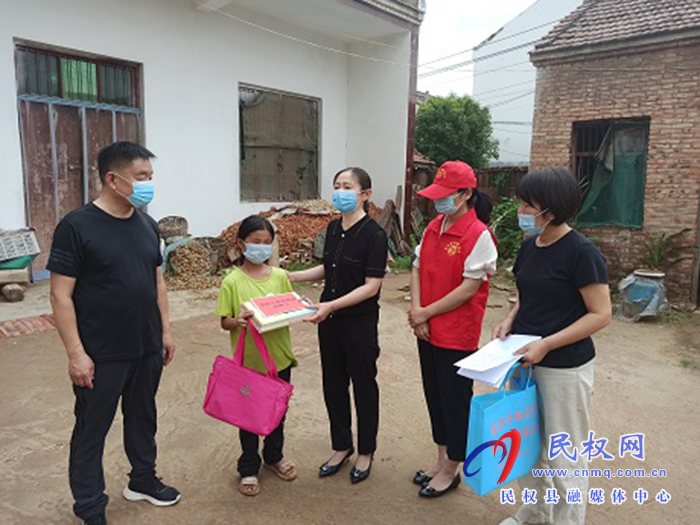 民權(quán)縣婦聯(lián)走訪慰問(wèn)貧困兒童
