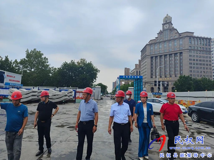 民權(quán)縣總工會(huì)駐鄭州農(nóng)民工服務(wù)中心帶領(lǐng)經(jīng)開(kāi)區(qū)服務(wù)站開(kāi)展夏季送清涼活動(dòng)