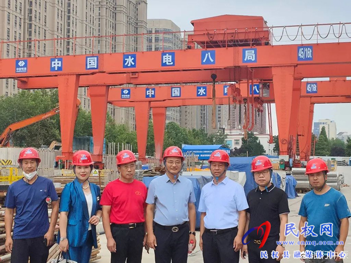 民權(quán)縣總工會(huì)駐鄭州農(nóng)民工服務(wù)中心帶領(lǐng)經(jīng)開(kāi)區(qū)服務(wù)站開(kāi)展夏季送清涼活動(dòng)