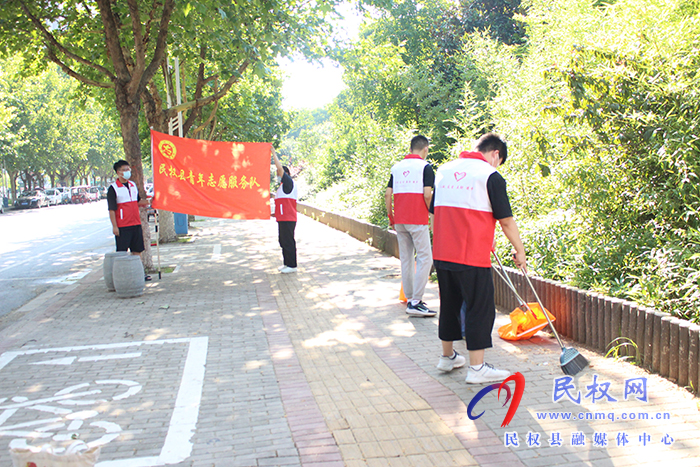 縣團(tuán)委組織開(kāi)展“衛(wèi)生環(huán)?！敝驹阜?wù)活動(dòng)