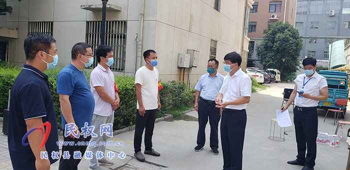 縣委書記張團結暗訪檢查疫情防控工作