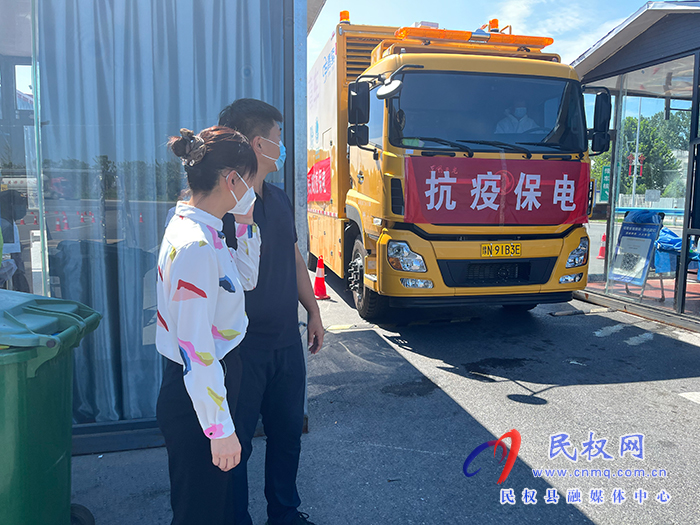 縣領(lǐng)導于茜督查保供物資運輸和中轉(zhuǎn)情況
