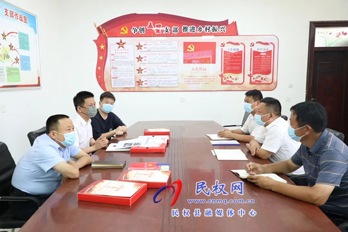 縣委常委、縣紀(jì)委書記、縣監(jiān)委主任冉燃到人和鎮(zhèn)西屯村調(diào)研督導(dǎo)“五星”支部創(chuàng)建工作