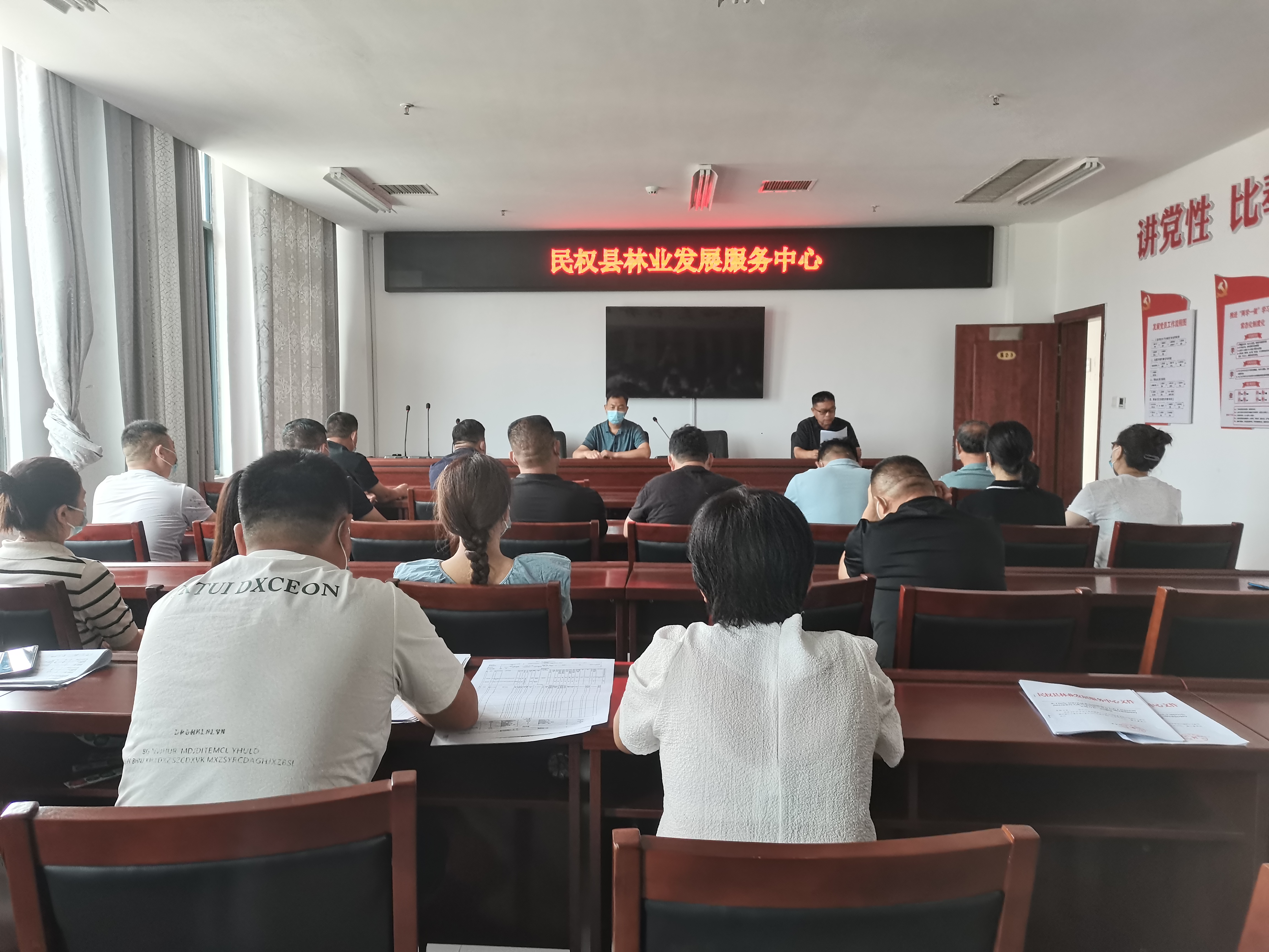 縣林業(yè)發(fā)展服務(wù)中心組織全體人員召開“大反思、大排查、大整改、大培訓(xùn)”疫情復(fù)盤總結(jié)活動(dòng)動(dòng)員部署會(huì)
