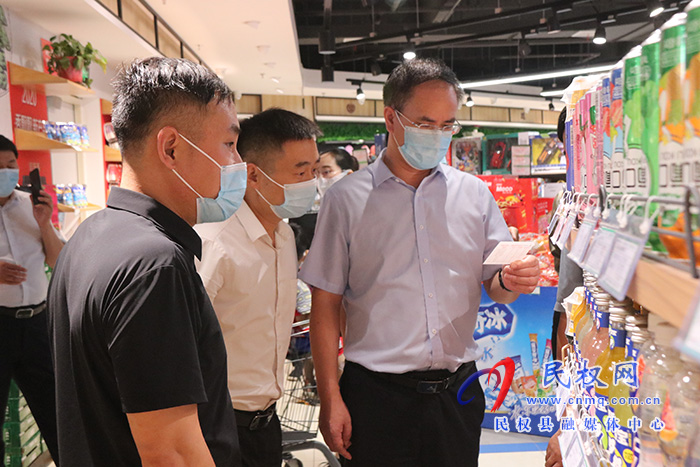 縣委常委、常務(wù)副縣長王景義查看全國文明城市創(chuàng)建工作