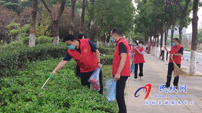 縣委常委、組織部長(zhǎng)王義彬開展義務(wù)勞動(dòng)