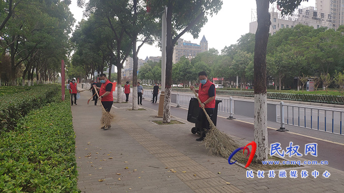 縣委常委、組織部長(zhǎng)王義彬開展義務(wù)勞動(dòng)