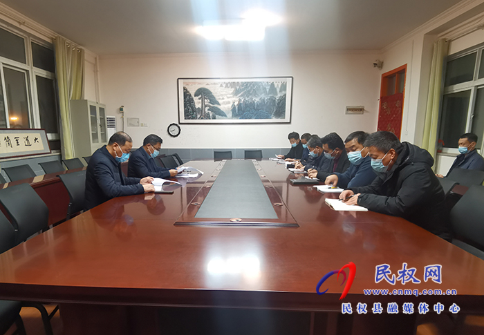 縣委常委、宣傳部長、副縣長畢道喜夜查學(xué)校疫情防控工作