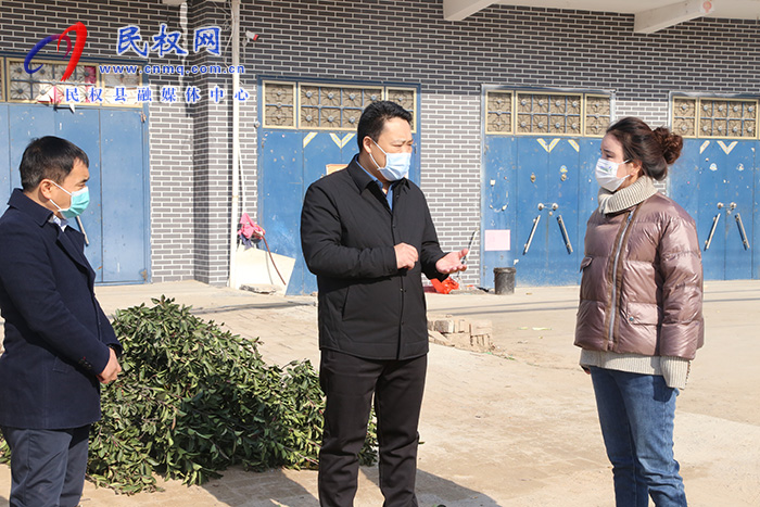 縣委常委、組織部長(zhǎng)王義彬暗訪督導(dǎo)軟弱渙散村黨組織整頓、“五星”支部創(chuàng)建和駐村“第一書記”在崗履職情況