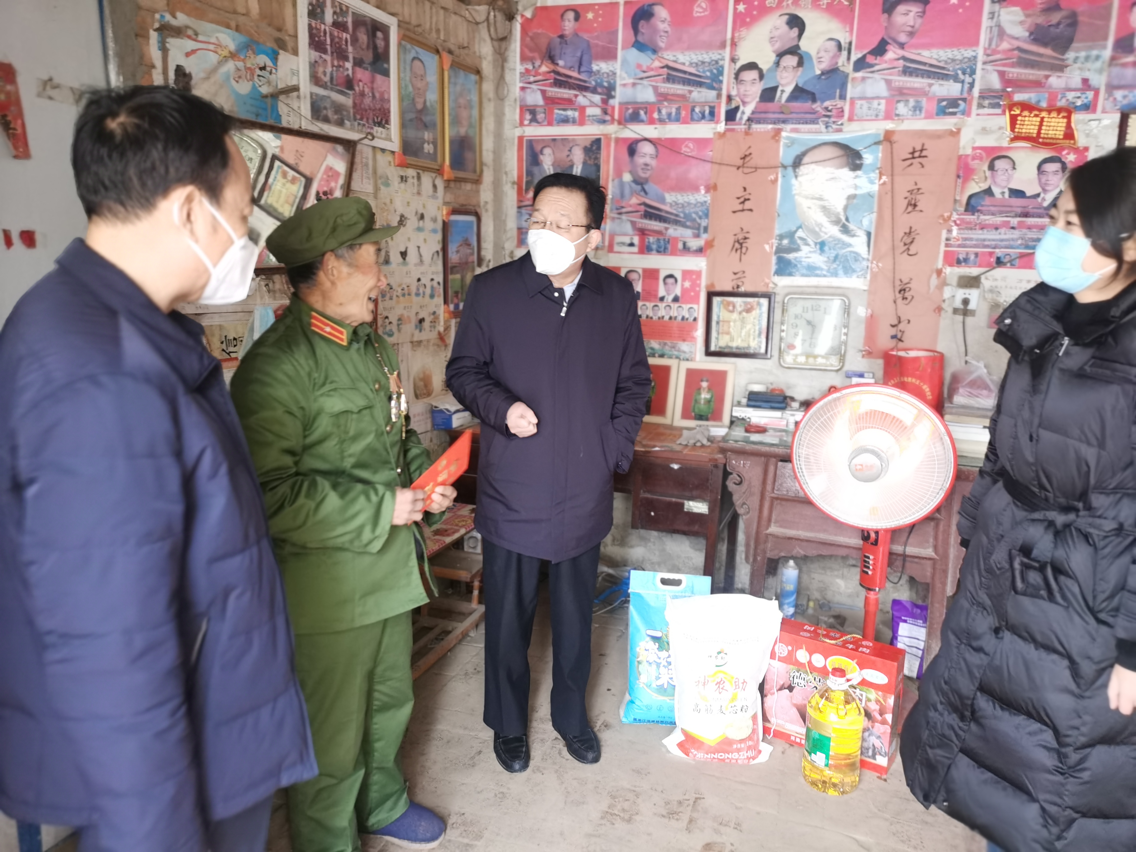 縣領(lǐng)導(dǎo)李國棟、韓德勇到雙塔鎮(zhèn)慰問退伍軍人