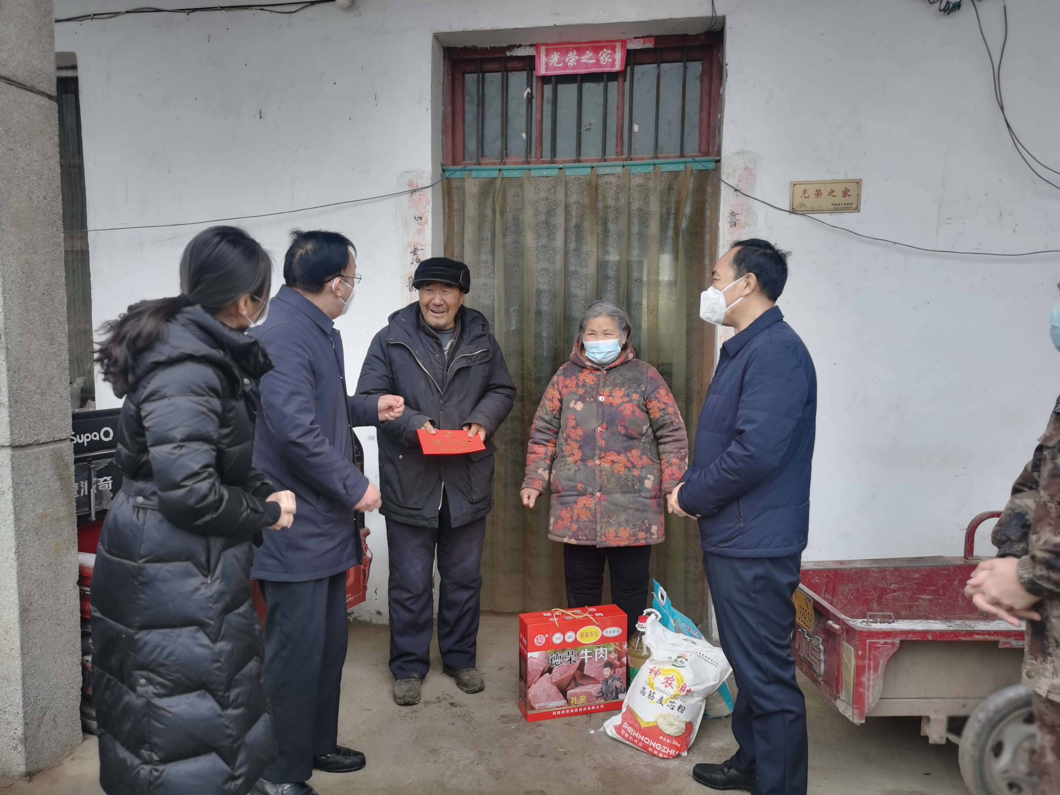 縣領(lǐng)導(dǎo)李國棟、韓德勇到雙塔鎮(zhèn)慰問退伍軍人