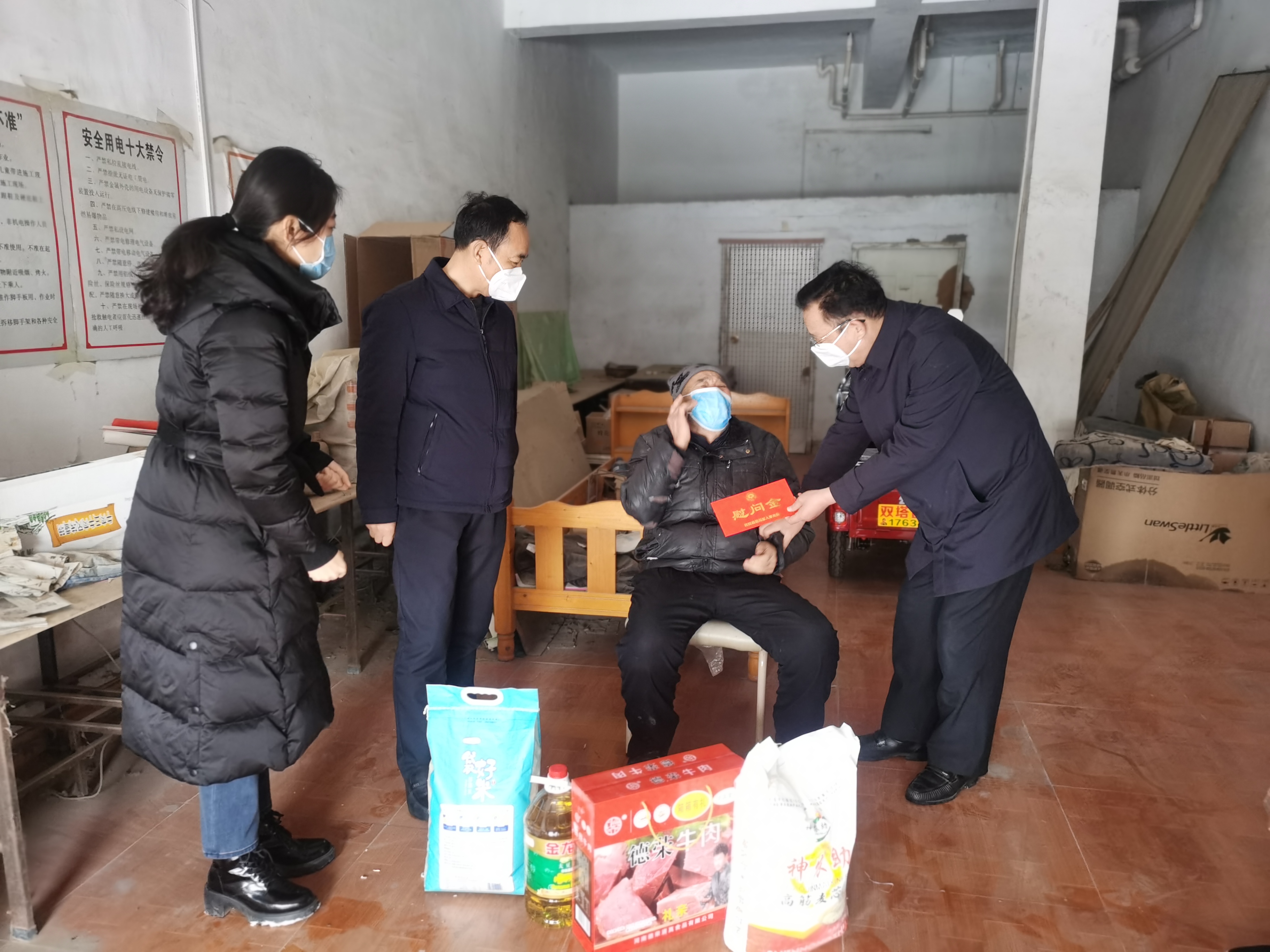 縣領(lǐng)導(dǎo)李國棟、韓德勇到雙塔鎮(zhèn)慰問退伍軍人