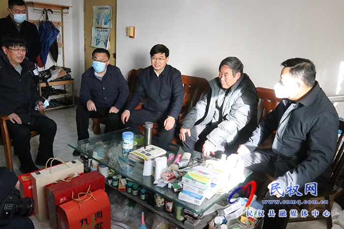 市人大常委會副主任、縣委書記張團結走訪慰問離退休老干部