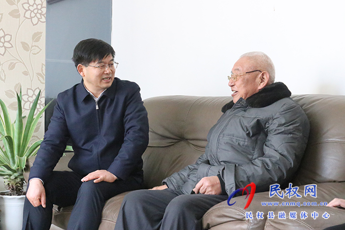 市人大常委會副主任、縣委書記張團結走訪慰問離退休老干部