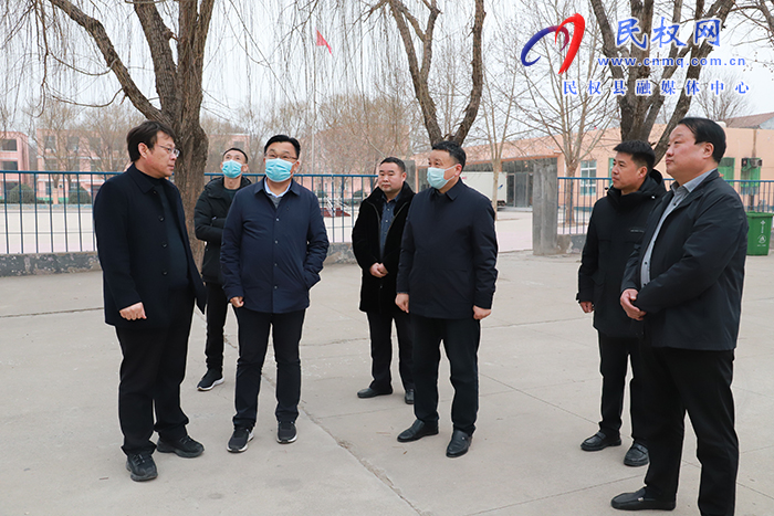 縣委常委、宣傳部長(zhǎng)、副縣長(zhǎng)畢道喜查看我縣2023年省重點(diǎn)民生實(shí)事寄宿制小學(xué)規(guī)劃情況
