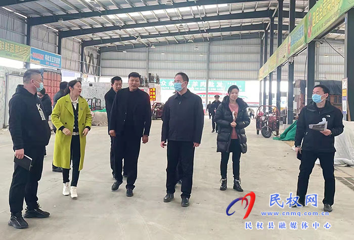 縣委常委、常務(wù)副縣長王景義督導(dǎo)文明城市創(chuàng)建工作市場組工作