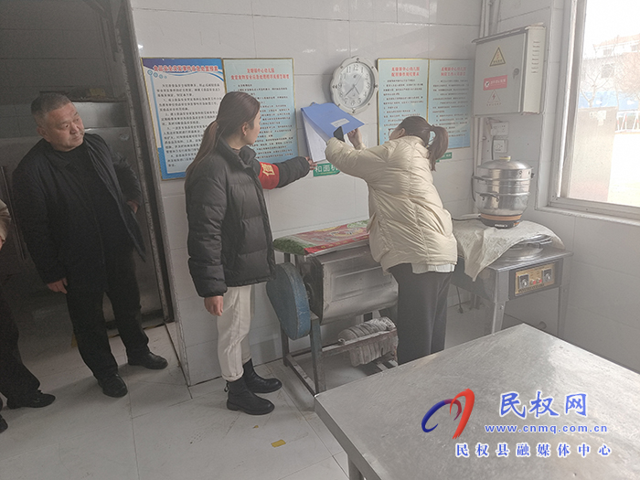 龍?zhí)伶?zhèn)黨委副書(shū)記金江紅到幼兒園督導(dǎo)檢查食品安全和校園安全工作