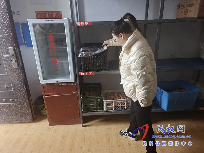 龍?zhí)伶?zhèn)黨委副書(shū)記金江紅到幼兒園督導(dǎo)檢查食品安全和校園安全工作