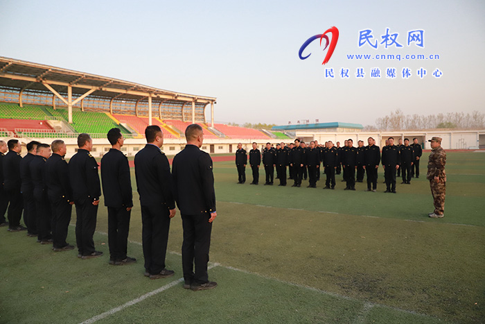 民權(quán)縣城市管理局:開(kāi)展“強(qiáng)基礎(chǔ) 轉(zhuǎn)作風(fēng) 樹(shù)形象”軍事化訓(xùn)練活動(dòng)?