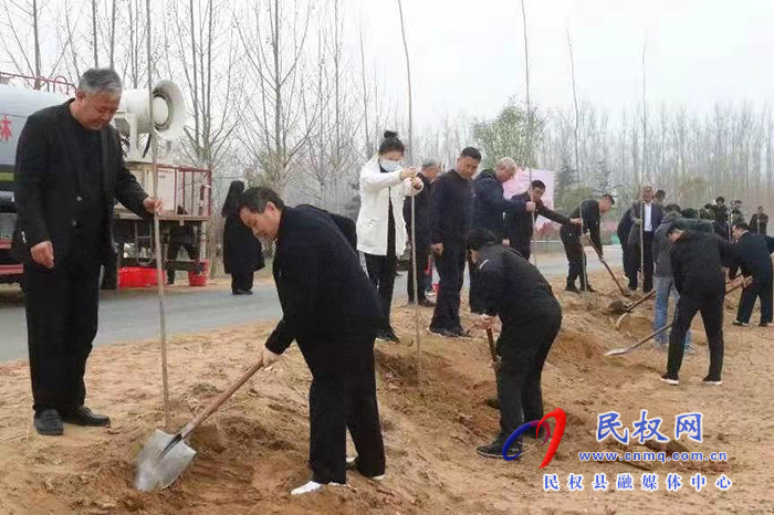 鄭州大學(xué)第34期商丘市管干部進(jìn)修班到民開(kāi)展植樹(shù)活動(dòng)