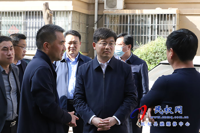 市人大常委會副主任、縣委書記張團結調研志愿服務工作