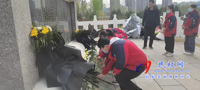  城關(guān)一中開(kāi)展“緬懷革命先烈，繼承革命傳統(tǒng)”清明節(jié)祭掃活動(dòng)