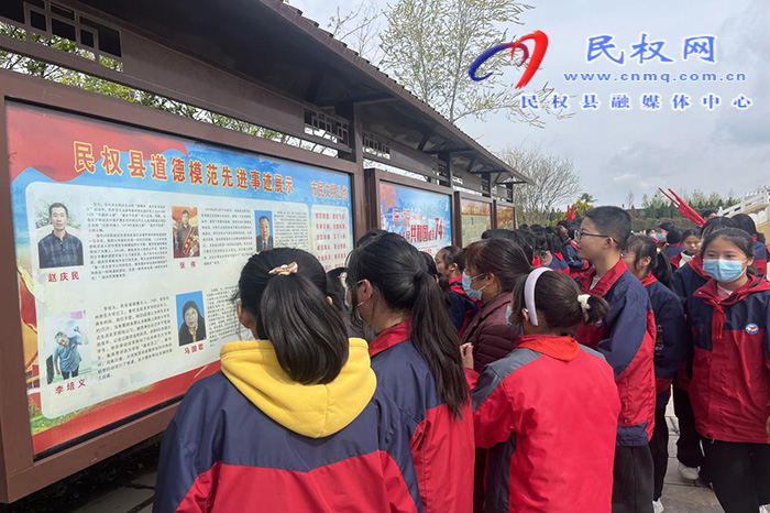  城關(guān)一中開(kāi)展“緬懷革命先烈，繼承革命傳統(tǒng)”清明節(jié)祭掃活動(dòng)