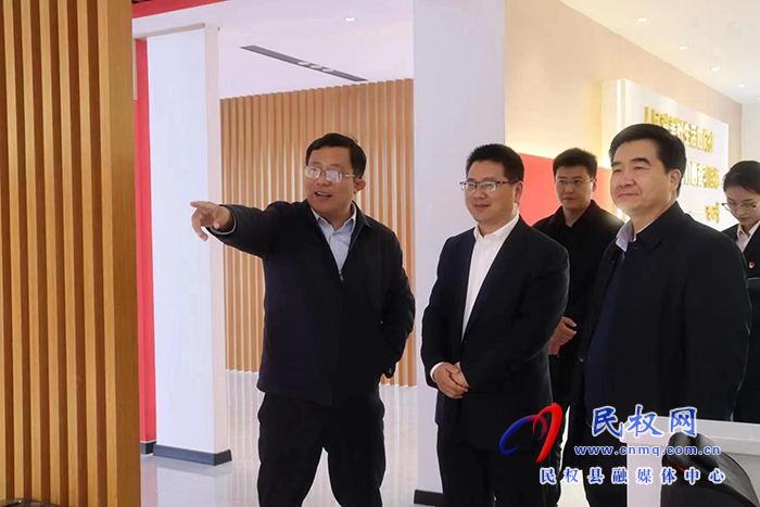 河南日報駐商丘站站長李鳳虎、市委政研室副主任祝傳軍等一行到南華街道辦事處調(diào)研
