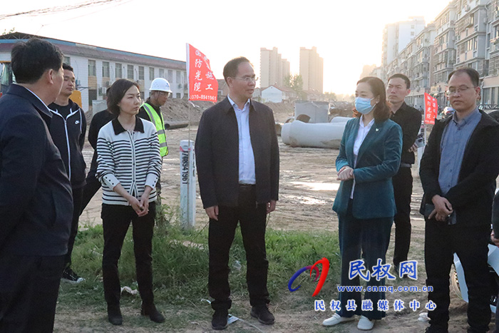 縣委常委、常務(wù)副縣長(zhǎng)王景義現(xiàn)場(chǎng)辦公查看城區(qū)道路建設(shè)情況