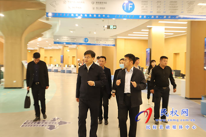 市人大常委會(huì)副主任、縣委書記張團(tuán)結(jié)調(diào)研政務(wù)服務(wù)中心運(yùn)營(yíng)情況