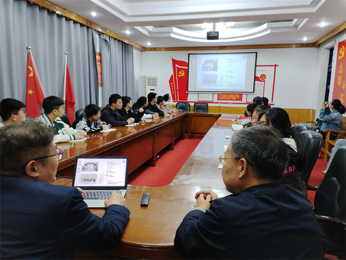   民權(quán)博士團(tuán)成員、上海同濟(jì)大學(xué)教授朱京濤招生工作組到民權(quán)縣高級中學(xué)開展招生宣講活動