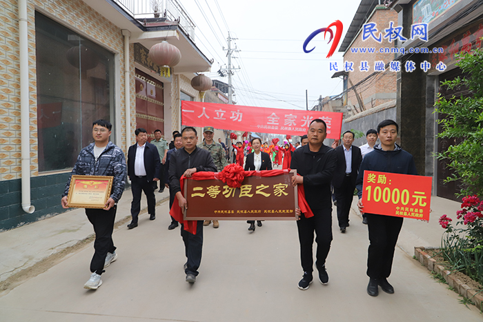 縣委書記、縣長(zhǎng)王靜嫻為立功受獎(jiǎng)軍人家庭送喜報(bào)