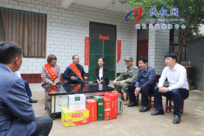 縣委書記、縣長(zhǎng)王靜嫻為立功受獎(jiǎng)軍人家庭送喜報(bào)