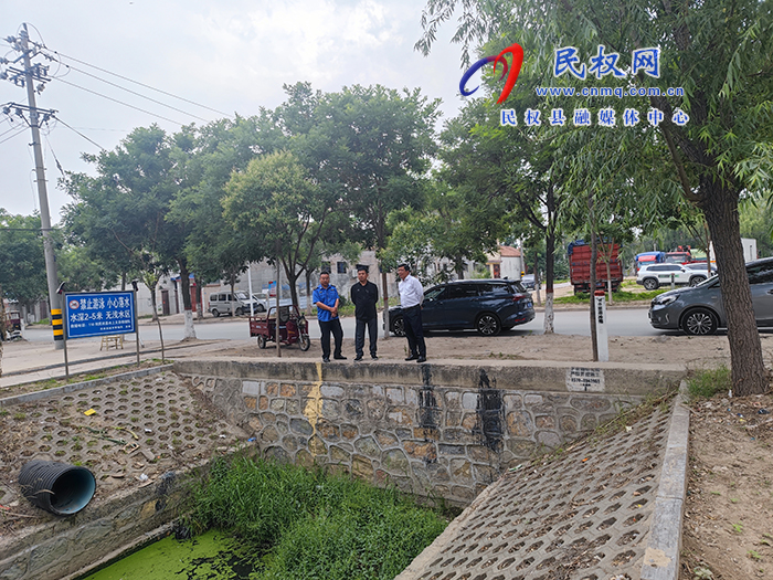 縣委常委、統(tǒng)戰(zhàn)部長、南華街道辦事處黨工委書記李君開展巡河工作