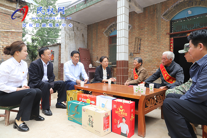 縣委書記、縣長(zhǎng)王靜嫻走訪慰問(wèn)現(xiàn)役軍人家屬