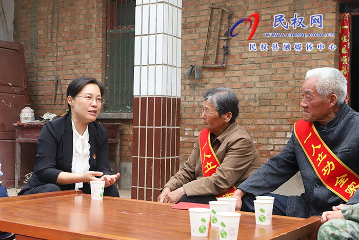 縣委書記、縣長(zhǎng)王靜嫻走訪慰問(wèn)現(xiàn)役軍人家屬