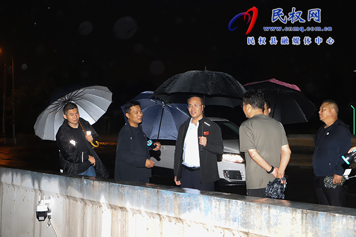 縣委常委、常務(wù)副縣長(zhǎng)王景義夜查城市防汛工作