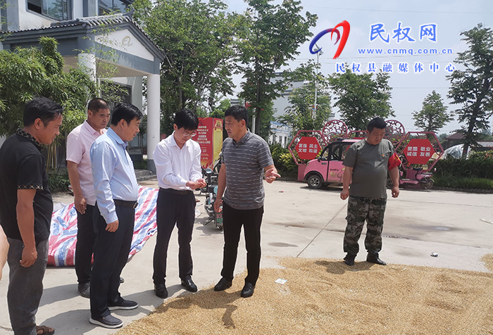 縣領(lǐng)導(dǎo)張愛軍、李吉安看望慰問“三夏”一線黨員干部