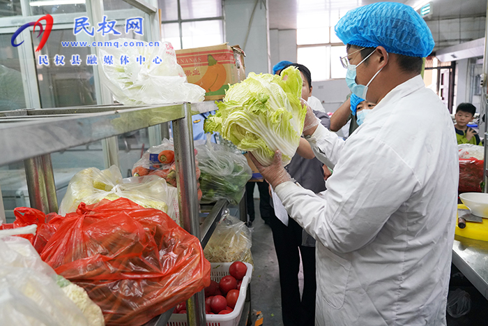 縣市場(chǎng)監(jiān)督管理局聯(lián)合縣食品藥品聯(lián)合協(xié)會(huì)助力“三夏” 確保顆粒歸倉(cāng)
