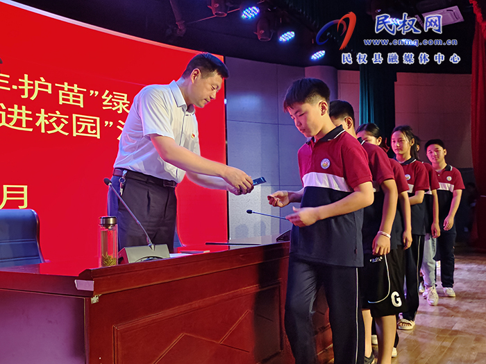 民權(quán)縣開展“掃黃打非?護(hù)苗”綠書簽進(jìn)校園暨“網(wǎng)絡(luò)安全進(jìn)校園”活動(dòng)