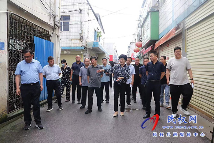 縣領(lǐng)導(dǎo)查看全國文明城市、國家衛(wèi)生縣創(chuàng)建工作