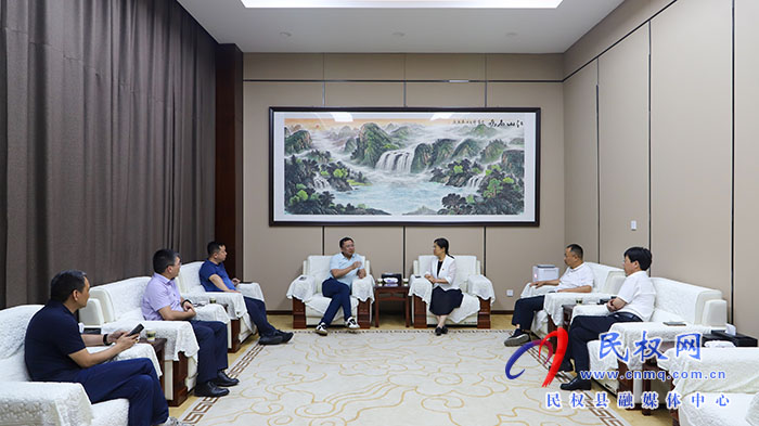 縣委書記王靜嫻會(huì)見來民客商