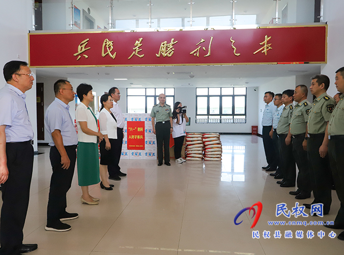 縣委書記王靜嫻帶領(lǐng)縣四大班子領(lǐng)導(dǎo)走訪慰問駐民部隊(duì)官兵和消防救援隊(duì)員