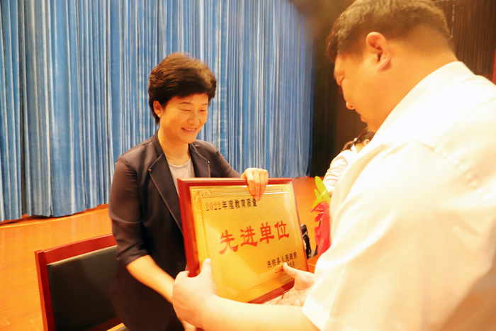 民權(quán)縣慶祝第39個(gè)教師節(jié)暨教育體育工作表彰大會(huì)召開