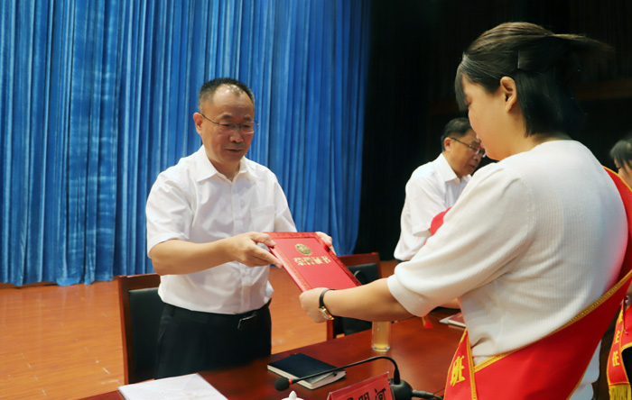 民權(quán)縣慶祝第39個(gè)教師節(jié)暨教育體育工作表彰大會(huì)召開