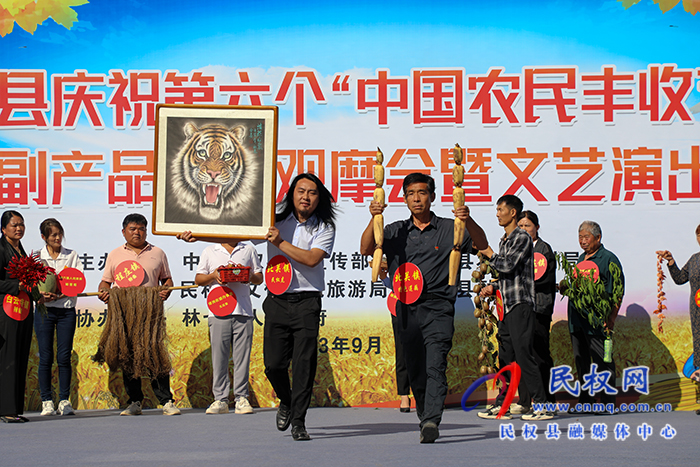 民權(quán)縣慶祝第六個(gè)中國農(nóng)民豐收節(jié)特色農(nóng)副產(chǎn)品現(xiàn)場(chǎng)觀摩會(huì)暨文藝演出活動(dòng)舉行
