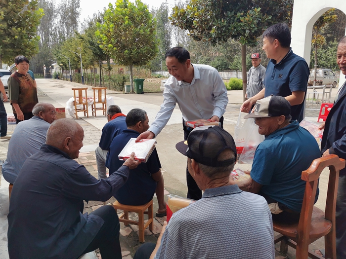 節(jié)前慰問敬老院，濃濃關(guān)懷暖人心