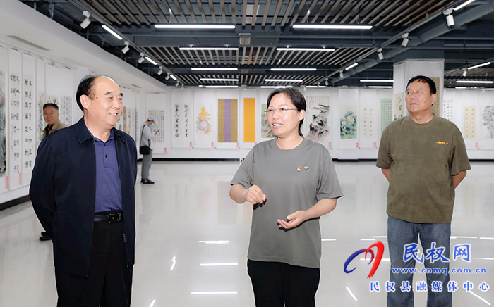 縣委書記王靜嫻觀看花開重陽·國泰民安——民權縣“慶十一·歌重陽”書畫展