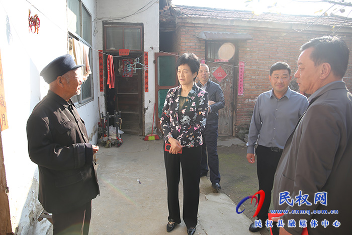 縣人大常委會(huì)主任周燕看望慰問百歲老人