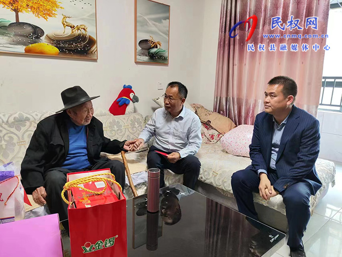 縣政協(xié)主席周明河到綠洲街道慰問百歲老人、“三無”老人